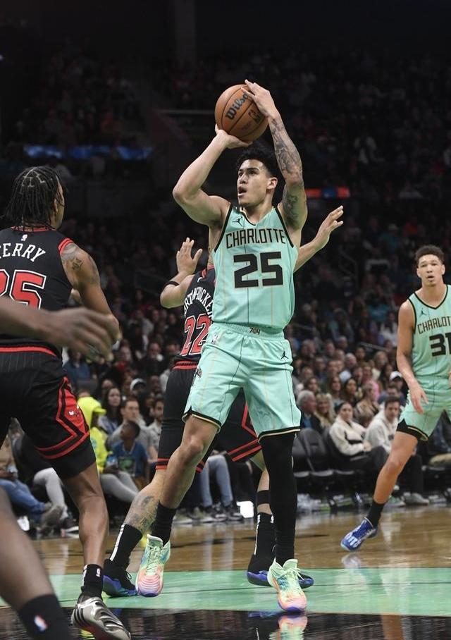 转折点！夏洛特黄蜂主帅复盘，NBA季后赛清晨攻防权衡，目标明确，更衣室氛围转暖的简单介绍